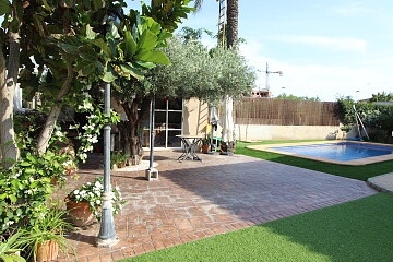 Villa individuelle avec piscine et barbecue dans le centre d'elche in Maisons de Mer