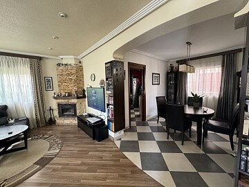 Detached south-facing villa with garage, large terrace, communal pool, sea views in Maisons de Mer