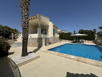 Chalet independiente primera línea de campo de golf con piscina, garaje y magnificas vistas in Maisons de Mer