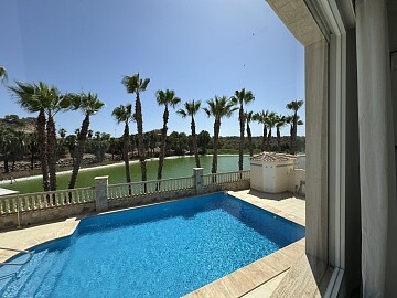 Chalet independiente primera línea de campo de golf con piscina, garaje y magnificas vistas in Maisons de Mer